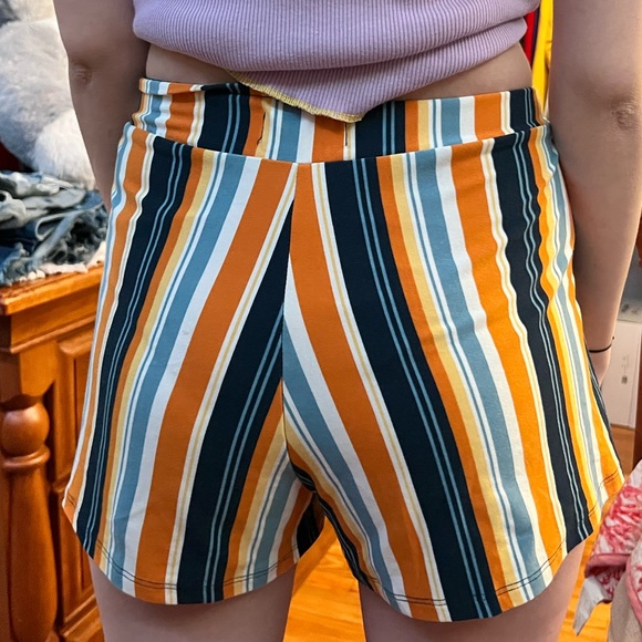 Tie around waist shorts - Picture 2 of 2